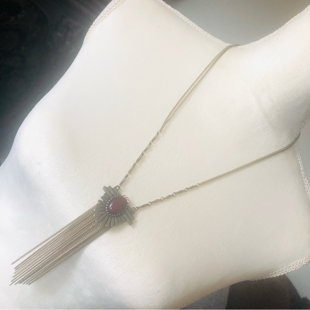 Dyed agate cabochon antique gold tone fringe chain necklace